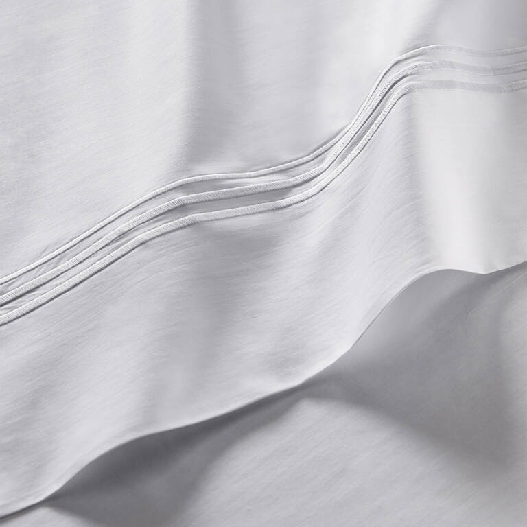 Closeup details of Marriott Bonvoy Boutiques white percale sheet